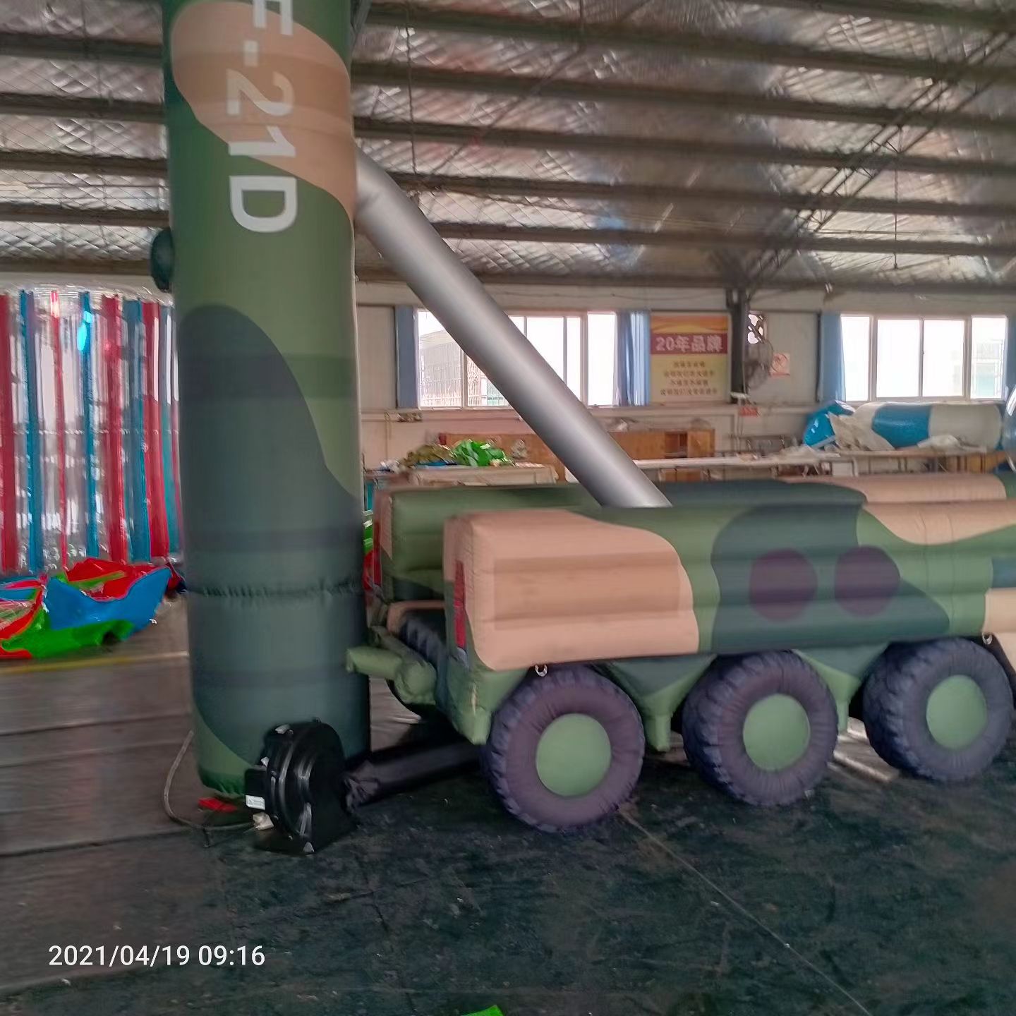 五寨军事演习中的充气目标车辆：模拟发射车雷达车坦克飞机